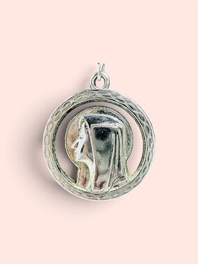 Religious Virgin Mary Medallion Vintage Necklace -